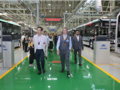 外国在港领团和商界参访团参访郑州新能源<em>汽车企业</em>、制造企业