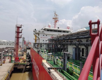 为暑期高峰用电供能，全球最大LNG运输加注船靠泊广东东莞九丰<em>码头</em>