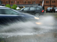 新能源汽车遇到暴雨和积水怎么办？为了家人安全一