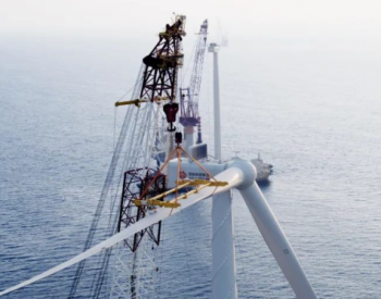 国华投资山东半岛南U2场址海上风电项目完成首台<em>风电机</em>组吊装
