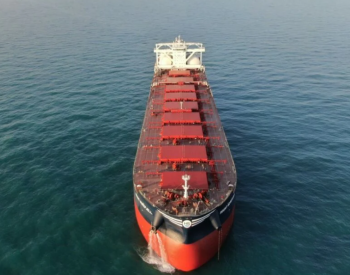 喜马拉雅航运新建21<em>万吨级</em>双燃料散货船首次进行LNG加注