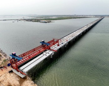 中石化山东龙口LNG出海栈桥顺利贯通，系中国石化首座跨海<em>特大</em>桥！