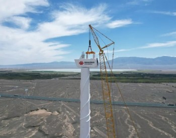 新疆首个“以大代小”风电项目<em>首台机组</em>吊装