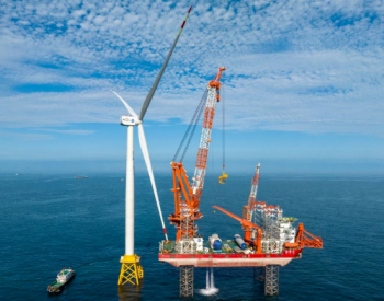 福建漳浦六鳌海上风电场二期项目完成首台13兆<em>瓦风机</em>吊装