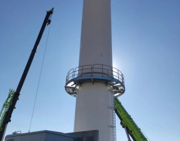 新疆塔城地区50万千瓦风<em>力发电项目</em>首套塔筒顺利吊装