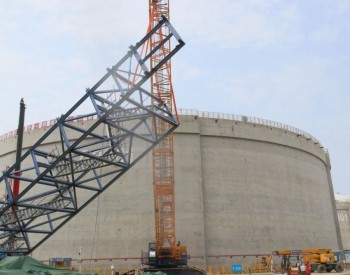 广东深圳LNG项目开始储罐附属<em>钢结构吊装</em>