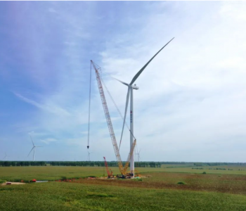 捷报！辽宁<em>锦州</em>黑山二期200兆瓦风电项目首台风机吊装成功