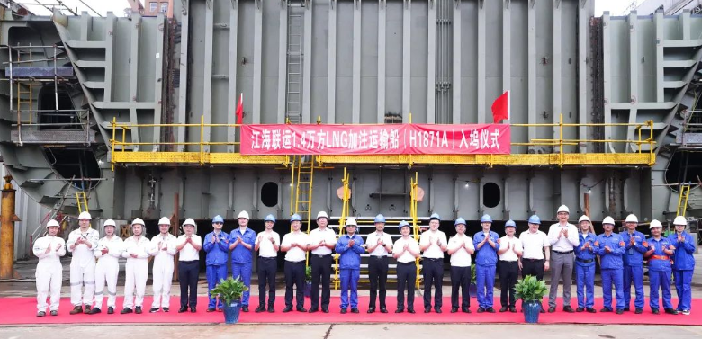沪东中华1.4万方LNG加注运输船顺利入坞(图1)
