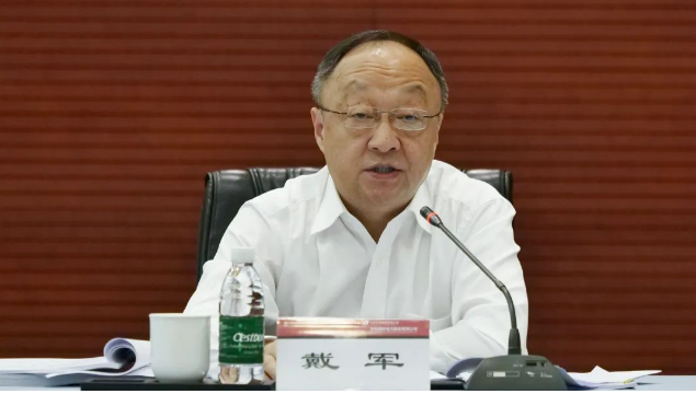 戴军虽然是"60后",但他却曾先后就职于新疆玛纳斯电厂,新疆红雁池第二