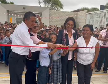 水电六局承建的秘鲁皮乌拉学校项目7号包首个学校<em>移交</em>