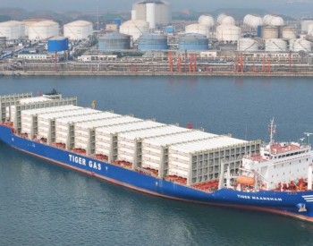 提能升级！山东烟台港迎来全球最大700箱级<em>LNG罐</em>箱甲板船