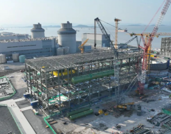 三门核电3号机组常规岛首个大件设备吊装就位