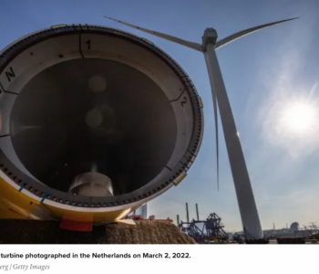 世界最大在建海上风电场：英格兰多格滩项目第一期首<em>台风</em>机发电