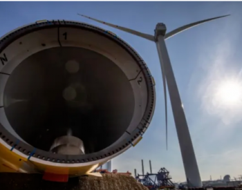 世界最大在建海上风电场：英格兰多格滩项目第一期首台<em>风机发电</em>
