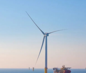 世界最大海上风电场安装首批<em>艾尔姆</em>107米叶片