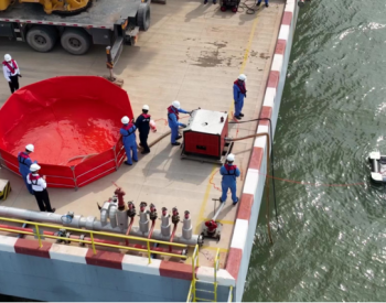 连云港海事局开展30万吨原油码头无脚本溢油事故演习