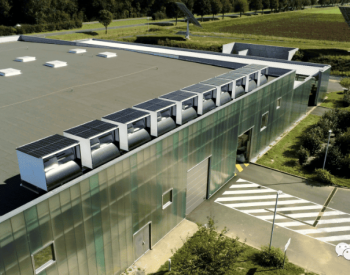 法国公司在商业<em>建筑屋顶</em>安装10台风力光伏发电机