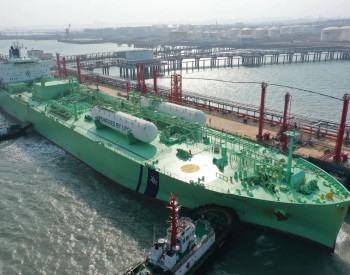 里程碑时刻！中燃湄洲湾首艘外贸VLGC<em>船舶</em>顺利靠泊！