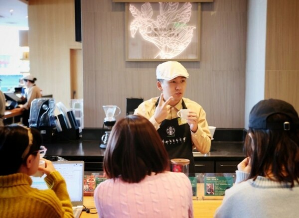 星巴克中国首位听障店经理陈子忠