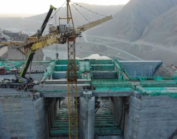 中国能建葛洲坝市政公司<em>承建</em>的新疆大石峡项目溢洪道堰闸段全线封顶