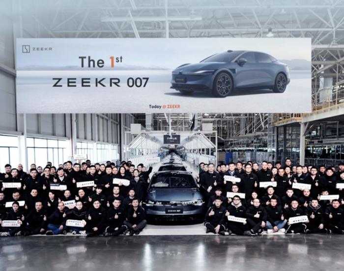 <em>极氪</em>007首批量产车正式下线，12月27日上市