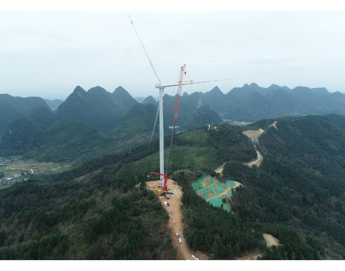 100MW！广西融安白云岭风电场四期项目首台风机顺利吊装完成