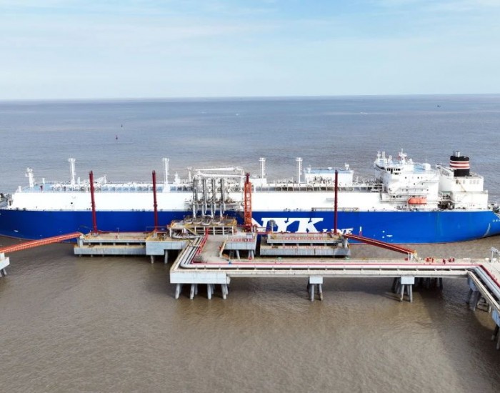 江苏南通吕<em>四港</em>迎来今年第一艘超大型LNG运输船