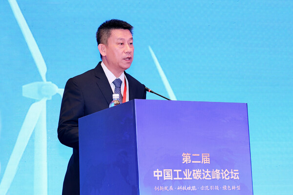 台达首席执行官郑平先生于中国工业碳达峰论坛分享台达践行数字化、智能化、低碳化发展的经验与成果。