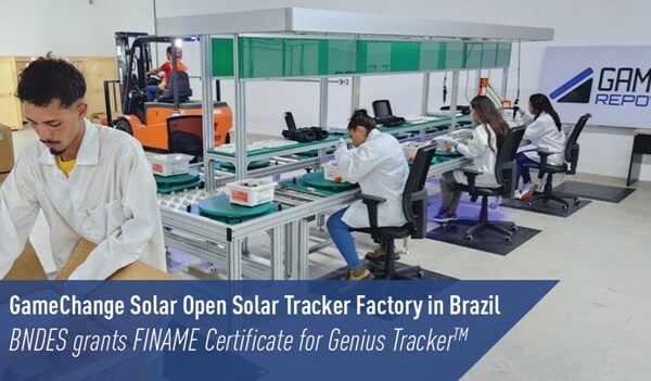 GameChange Solar 巴西工厂的工人正在制造 Genius Tracker(TM) 的组件