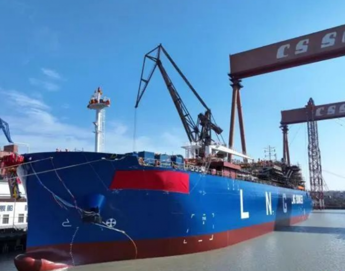中国首制江海直达型14000<em>立方</em>米LNG加注运输船在上海顺利出坞