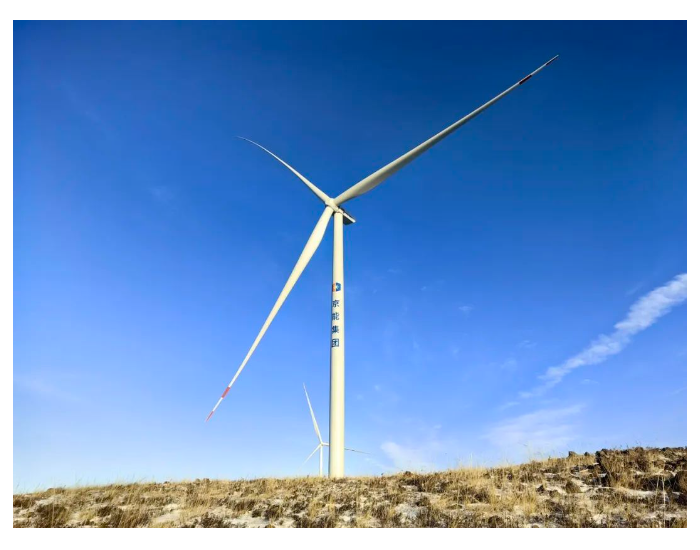 内蒙古乌兰察布1.5GW“风光火储氢一体化”大型风电<em>光伏基地项目</em>首台风机成功并网发电
