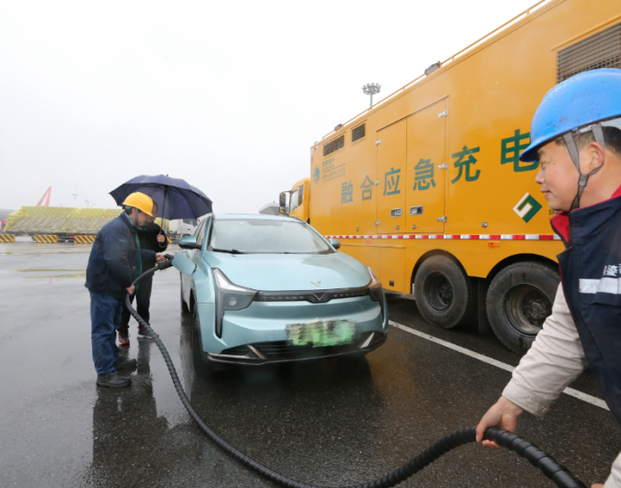上海<em>春节</em>首次启用移动式充电车