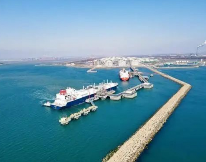 山东省首次“双船双泊位”天然气接卸作业在董家口经济区完成