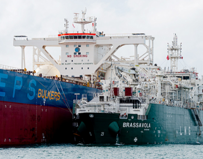 新加坡首艘<em>薄膜型LNG</em>加注船完成首次船对船加注作业