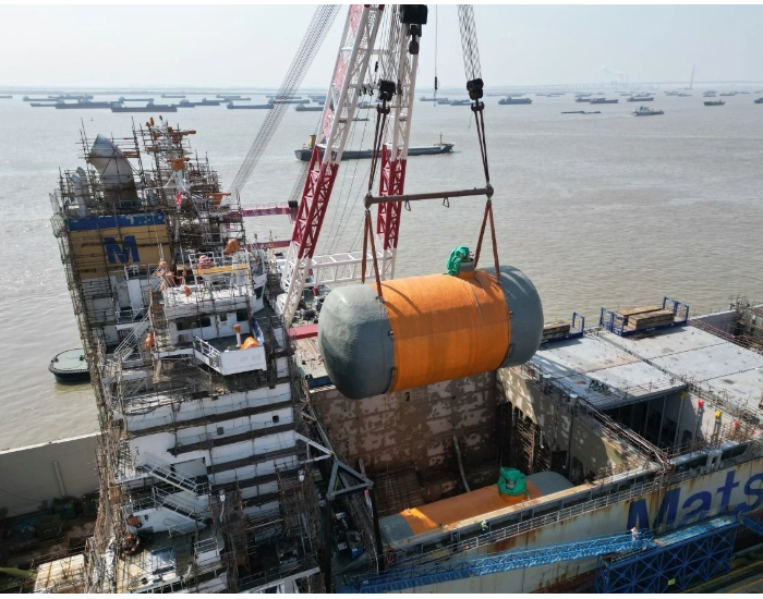 江苏南通中远海运船务顺利完成“美森卡伊”轮LNG燃料罐吊装工程