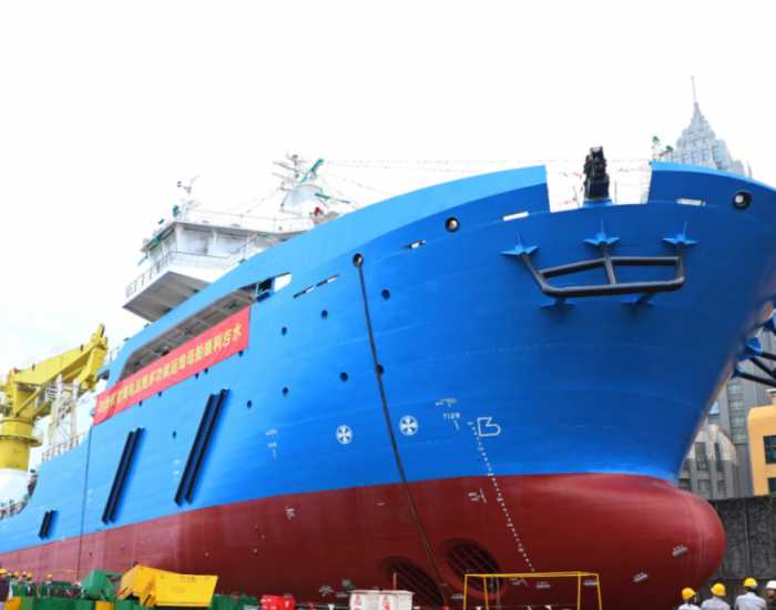 中国首艘自建海上风电运维母船成功下水