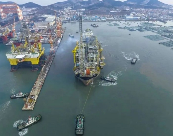 <em>山东港口</em>烟台港助力超大型“海上石油加工厂”起航海外