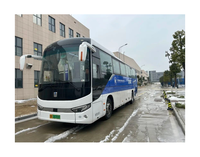 装载武汉氢能与燃料电池产研院氢燃料电池发动机的客车正式投入运营