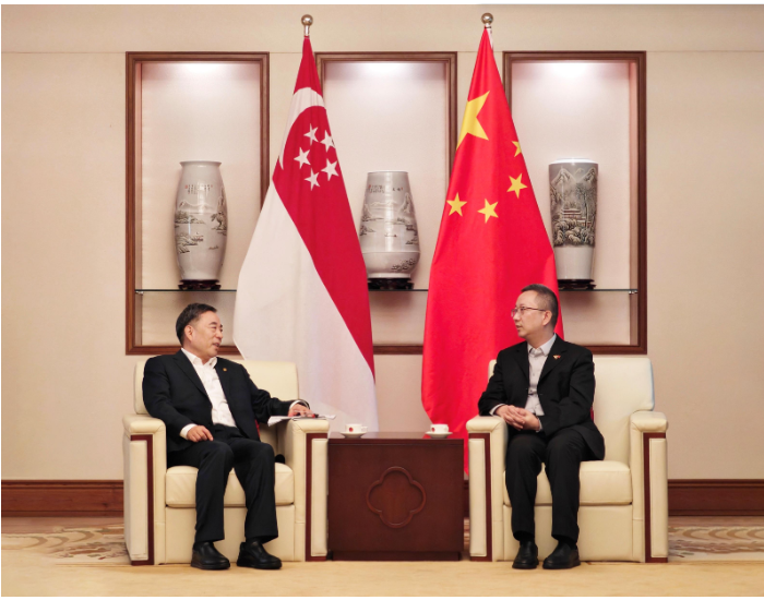 中国能建宋海良与中国驻新加坡<em>大使馆</em>临时代办朱憬会谈