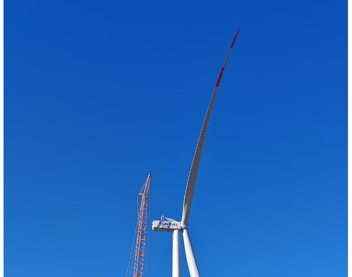 领先科技驱动<em>绿色未来</em>——华锐风电10MW陆上风电机组吊装完成