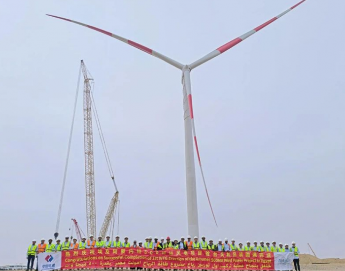 中国电建埃及苏伊士湾500兆瓦风电项目<em>首台机组</em>吊装顺利完成