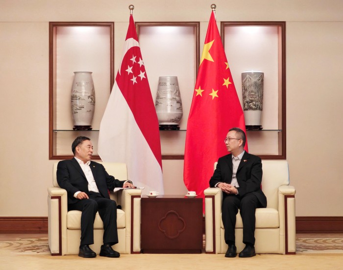 宋海良与中国驻新加坡大使馆临时代办朱憬会谈
