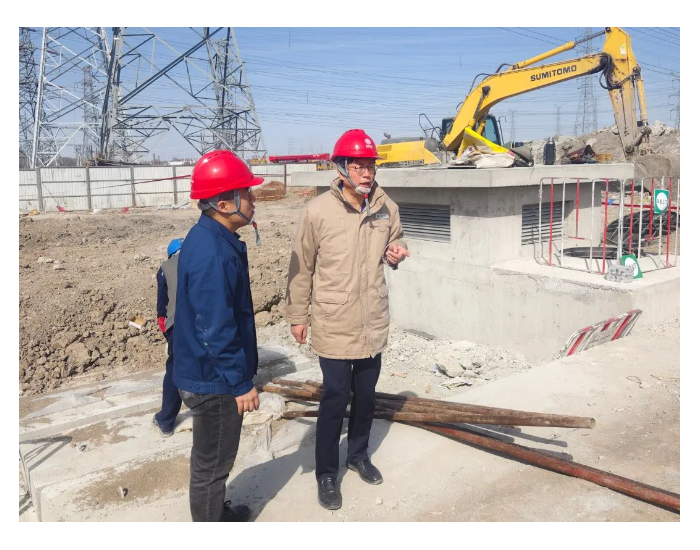 李东利深入杨范工程、双港重建工程现场督导安全生产
