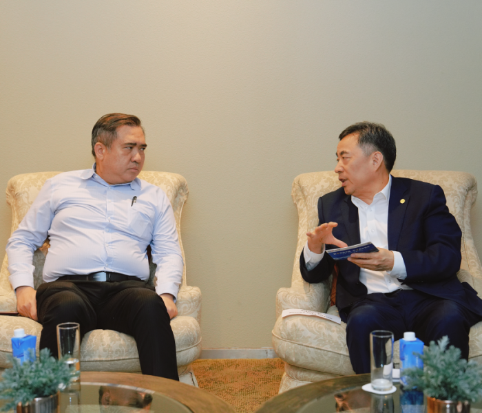 中国能建董事长宋海良与马来西亚交通部部长陆兆福会谈