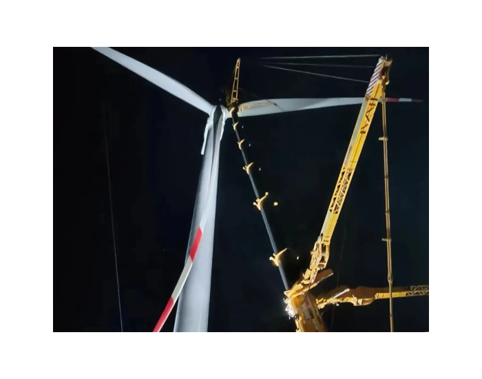 中核汇能野租乡分散式风电储能一体化示范项目首台风机吊装完成