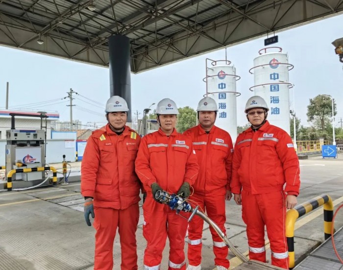 中海石油气电集团LNG<em>加气</em>枪自动连接释放静电装置的研究与设计