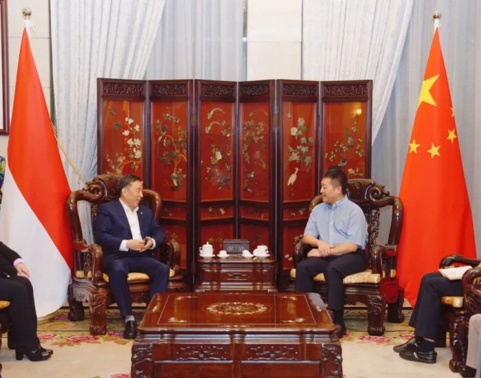 宋海良与中国驻印度尼西<em>亚大</em>使陆慷会谈