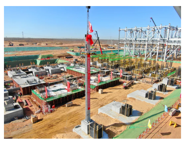<em>内蒙古能源集团</em>准大电厂2×100万千瓦煤电一体化扩建项目2号锅炉钢架第一钩顺利吊装！