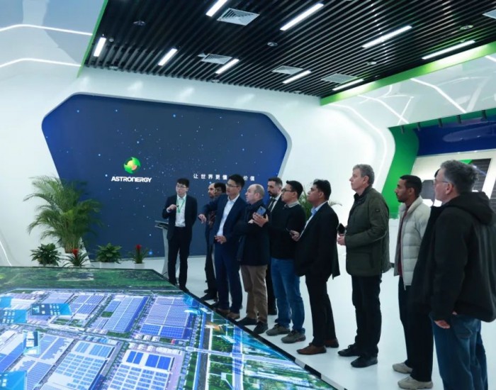 1.8GW！正<em>泰新</em>能与Masdar签约迪拜单体最大光伏电站项目
