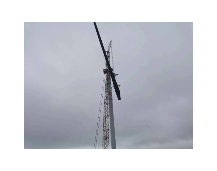 <em>中水物资集团</em>成都公司助力贵州大风坪风电项目首台风机吊装完成